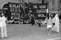 Image of sheet 19950361 photo 17: 'Schlaf seelig, mein Kind, die UNO schützt dich' Antikriegs Demonstration Protest Krieg in Bosnien. Zürich 
1995