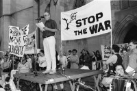 Image of sheet 19950361 photo 26: Alfred Häsler Autor von ' Das Boot ist voll' spricht an der Kundgebung auf dem Münsterplatz 'Stop the War' Muschg und Verena Diener Mütter und Kinder Kerzen wachs Transparent : 'Schlaf seelig, mein Kind, die UNO schützt dich' Antikriegs Demonstration Protest Krieg in Bosnien. Zürich 
1995