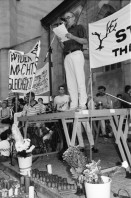 Image of sheet 19950361 photo 27: Alfred Häsler Autor von ' Das Boot ist voll' spricht an der Kundgebung auf dem Münsterplatz 'Stop the War' Muschg und Verena Diener Mütter und Kinder Kerzen wachs Transparent : 'Schlaf seelig, mein Kind, die UNO schützt dich' Antikriegs Demonstration Protest Krieg in Bosnien. Zürich 
1995