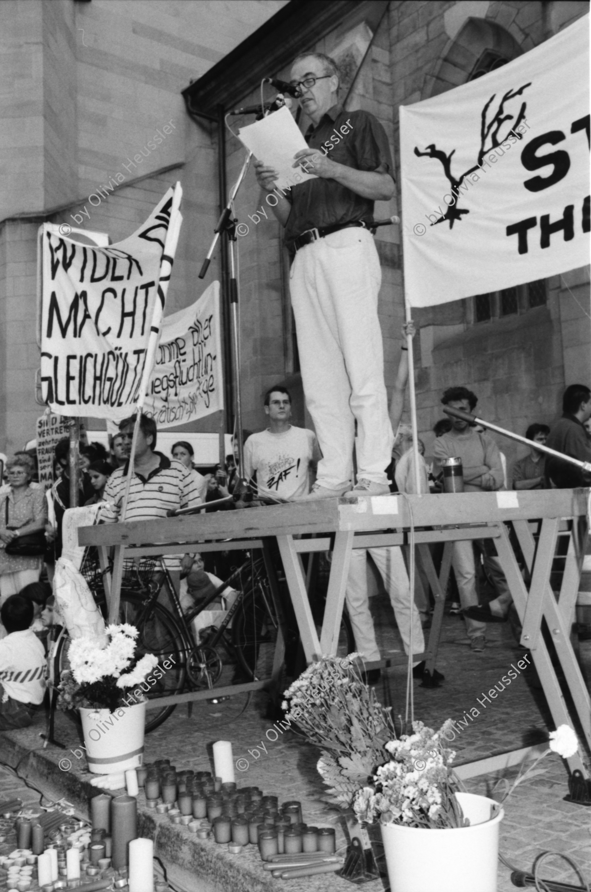 Image of sheet 19950361 photo 27: Alfred Häsler Autor von ' Das Boot ist voll' spricht an der Kundgebung auf dem Münsterplatz 'Stop the War' Muschg und Verena Diener Mütter und Kinder Kerzen wachs Transparent : 'Schlaf seelig, mein Kind, die UNO schützt dich' Antikriegs Demonstration Protest Krieg in Bosnien. Zürich 
1995
