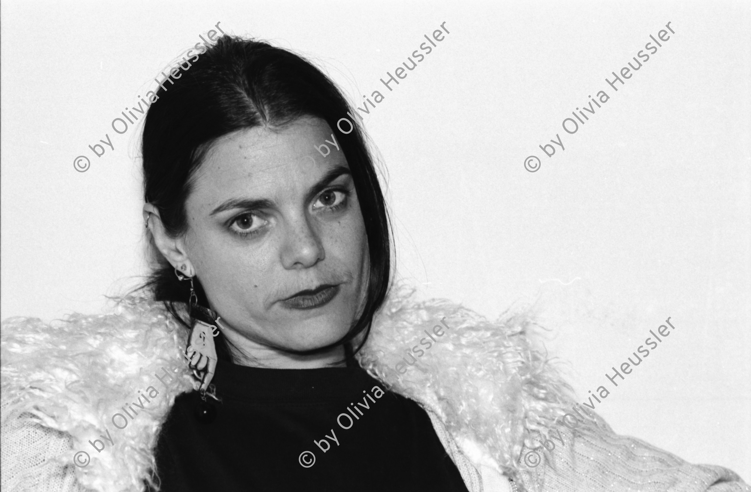 Image of sheet 19950390 photo 29: Portrait Michelle Handelman Autorin des Dokumentarfilms über die Lesben szene in San Franzisco Xenix Zürich 
Michelle Handelman (born in Chicago, Illinois) is an American video installation artist, filmmaker, photographer, performer, writer and professor.
Michelle Handelman ist Autorin des Dokumentarfilms 'Bloodsisters' und lebt in San Francisco. Zürich, 2. Nov. 1995