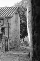 Image of sheet 19950400 photo 0: Chiasso Guido Magnoguagno liest oder schläft während Eröffnung Ausstellung Zeitgenössische Schweizer Photographie in der Galleria Gottardo Lugano Banco del Gottardo. Strassenszene Polin liest ein Buch Die Brücke von Brié Polin Granitsteelen im Kastanienwald. Gordevio Ausbau Rustico ausgesteckt.