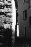 Image of sheet 19950400 photo 1: Chiasso Guido Magnoguagno liest oder schläft während Eröffnung Ausstellung Zeitgenössische Schweizer Photographie in der Galleria Gottardo Lugano Banco del Gottardo. Strassenszene Polin liest ein Buch Die Brücke von Brié Polin Granitsteelen im Kastanienwald. Gordevio Ausbau Rustico ausgesteckt.