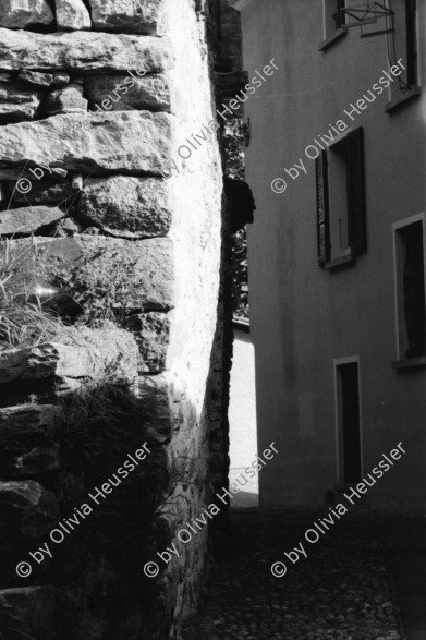 Image of sheet 19950400 photo 1: Chiasso Guido Magnoguagno liest oder schläft während Eröffnung Ausstellung Zeitgenössische Schweizer Photographie in der Galleria Gottardo Lugano Banco del Gottardo. Strassenszene Polin liest ein Buch Die Brücke von Brié Polin Granitsteelen im Kastanienwald. Gordevio Ausbau Rustico ausgesteckt.