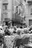 Image of sheet 19950400 photo 17: Chiasso Guido Magnoguagno liest oder schläft während Eröffnung Ausstellung Zeitgenössische Schweizer Photographie in der Galleria Gottardo Lugano Banco del Gottardo. Strassenszene Polin liest ein Buch Die Brücke von Brié Polin Granitsteelen im Kastanienwald. Gordevio Ausbau Rustico ausgesteckt.