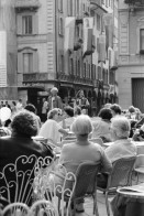 Image of sheet 19950400 photo 18: Chiasso Guido Magnoguagno liest oder schläft während Eröffnung Ausstellung Zeitgenössische Schweizer Photographie in der Galleria Gottardo Lugano Banco del Gottardo. Strassenszene Polin liest ein Buch Die Brücke von Brié Polin Granitsteelen im Kastanienwald. Gordevio Ausbau Rustico ausgesteckt.