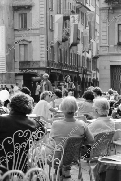 Image of sheet 19950400 photo 18: Chiasso Guido Magnoguagno liest oder schläft während Eröffnung Ausstellung Zeitgenössische Schweizer Photographie in der Galleria Gottardo Lugano Banco del Gottardo. Strassenszene Polin liest ein Buch Die Brücke von Brié Polin Granitsteelen im Kastanienwald. Gordevio Ausbau Rustico ausgesteckt.