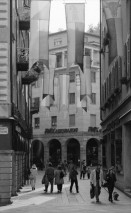 Image of sheet 19950400 photo 20: Chiasso Guido Magnoguagno liest oder schläft während Eröffnung Ausstellung Zeitgenössische Schweizer Photographie in der Galleria Gottardo Lugano Banco del Gottardo. Strassenszene Polin liest ein Buch Die Brücke von Brié Polin Granitsteelen im Kastanienwald. Gordevio Ausbau Rustico ausgesteckt.
