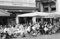 Image of sheet 19950400 photo 21: Chiasso Guido Magnoguagno liest oder schläft während Eröffnung Ausstellung Zeitgenössische Schweizer Photographie in der Galleria Gottardo Lugano Banco del Gottardo. Strassenszene Polin liest ein Buch Die Brücke von Brié Polin Granitsteelen im Kastanienwald. Gordevio Ausbau Rustico ausgesteckt.