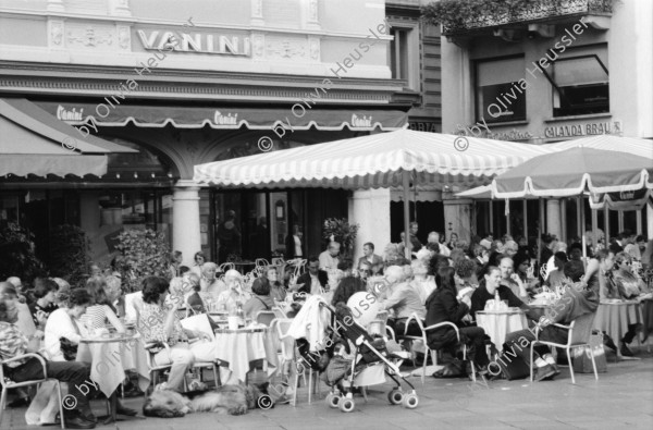 Image of sheet 19950400 photo 21: Chiasso Guido Magnoguagno liest oder schläft während Eröffnung Ausstellung Zeitgenössische Schweizer Photographie in der Galleria Gottardo Lugano Banco del Gottardo. Strassenszene Polin liest ein Buch Die Brücke von Brié Polin Granitsteelen im Kastanienwald. Gordevio Ausbau Rustico ausgesteckt.