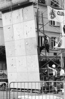 Image of sheet 19950400 photo 24: Chiasso Guido Magnoguagno liest oder schläft während Eröffnung Ausstellung Zeitgenössische Schweizer Photographie in der Galleria Gottardo Lugano Banco del Gottardo. Strassenszene Polin liest ein Buch Die Brücke von Brié Polin Granitsteelen im Kastanienwald. Gordevio Ausbau Rustico ausgesteckt.
