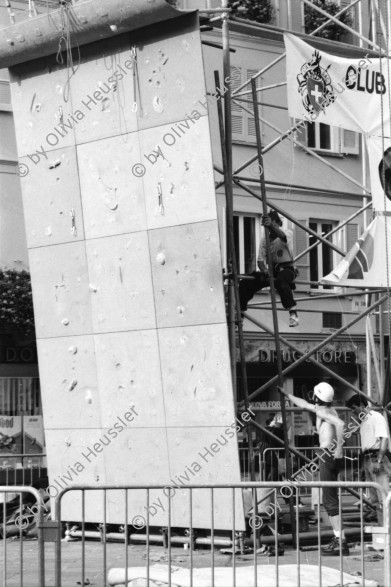 Image of sheet 19950400 photo 24: Chiasso Guido Magnoguagno liest oder schläft während Eröffnung Ausstellung Zeitgenössische Schweizer Photographie in der Galleria Gottardo Lugano Banco del Gottardo. Strassenszene Polin liest ein Buch Die Brücke von Brié Polin Granitsteelen im Kastanienwald. Gordevio Ausbau Rustico ausgesteckt.