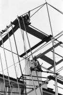 Image of sheet 19950400 photo 25: Chiasso Guido Magnoguagno liest oder schläft während Eröffnung Ausstellung Zeitgenössische Schweizer Photographie in der Galleria Gottardo Lugano Banco del Gottardo. Strassenszene Polin liest ein Buch Die Brücke von Brié Polin Granitsteelen im Kastanienwald. Gordevio Ausbau Rustico ausgesteckt.