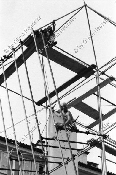 Image of sheet 19950400 photo 25: Chiasso Guido Magnoguagno liest oder schläft während Eröffnung Ausstellung Zeitgenössische Schweizer Photographie in der Galleria Gottardo Lugano Banco del Gottardo. Strassenszene Polin liest ein Buch Die Brücke von Brié Polin Granitsteelen im Kastanienwald. Gordevio Ausbau Rustico ausgesteckt.