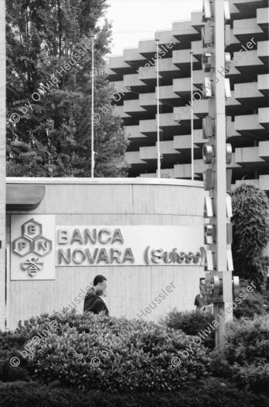 Image of sheet 19950400 photo 27: Chiasso Guido Magnoguagno liest oder schläft während Eröffnung Ausstellung Zeitgenössische Schweizer Photographie in der Galleria Gottardo Lugano Banco del Gottardo. Strassenszene Polin liest ein Buch Die Brücke von Brié Polin Granitsteelen im Kastanienwald. Gordevio Ausbau Rustico ausgesteckt.