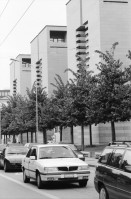 Image of sheet 19950400 photo 28: Chiasso Guido Magnoguagno liest oder schläft während Eröffnung Ausstellung Zeitgenössische Schweizer Photographie in der Galleria Gottardo Lugano Banco del Gottardo. Strassenszene Polin liest ein Buch Die Brücke von Brié Polin Granitsteelen im Kastanienwald. Gordevio Ausbau Rustico ausgesteckt.