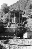 Image of sheet 19950400 photo 3: Chiasso Guido Magnoguagno liest oder schläft während Eröffnung Ausstellung Zeitgenössische Schweizer Photographie in der Galleria Gottardo Lugano Banco del Gottardo. Strassenszene Polin liest ein Buch Die Brücke von Brié Polin Granitsteelen im Kastanienwald. Gordevio Ausbau Rustico ausgesteckt.