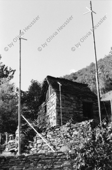 Image of sheet 19950400 photo 4: Chiasso Guido Magnoguagno liest oder schläft während Eröffnung Ausstellung Zeitgenössische Schweizer Photographie in der Galleria Gottardo Lugano Banco del Gottardo. Strassenszene Polin liest ein Buch Die Brücke von Brié Polin Granitsteelen im Kastanienwald. Gordevio Ausbau Rustico ausgesteckt.