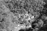 Image of sheet 19950400 photo 5: Chiasso Guido Magnoguagno liest oder schläft während Eröffnung Ausstellung Zeitgenössische Schweizer Photographie in der Galleria Gottardo Lugano Banco del Gottardo. Strassenszene Polin liest ein Buch Die Brücke von Brié Polin Granitsteelen im Kastanienwald. Gordevio Ausbau Rustico ausgesteckt.