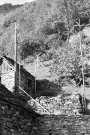 Image of sheet 19950400 photo 6: Chiasso Guido Magnoguagno liest oder schläft während Eröffnung Ausstellung Zeitgenössische Schweizer Photographie in der Galleria Gottardo Lugano Banco del Gottardo. Strassenszene Polin liest ein Buch Die Brücke von Brié Polin Granitsteelen im Kastanienwald. Gordevio Ausbau Rustico ausgesteckt.