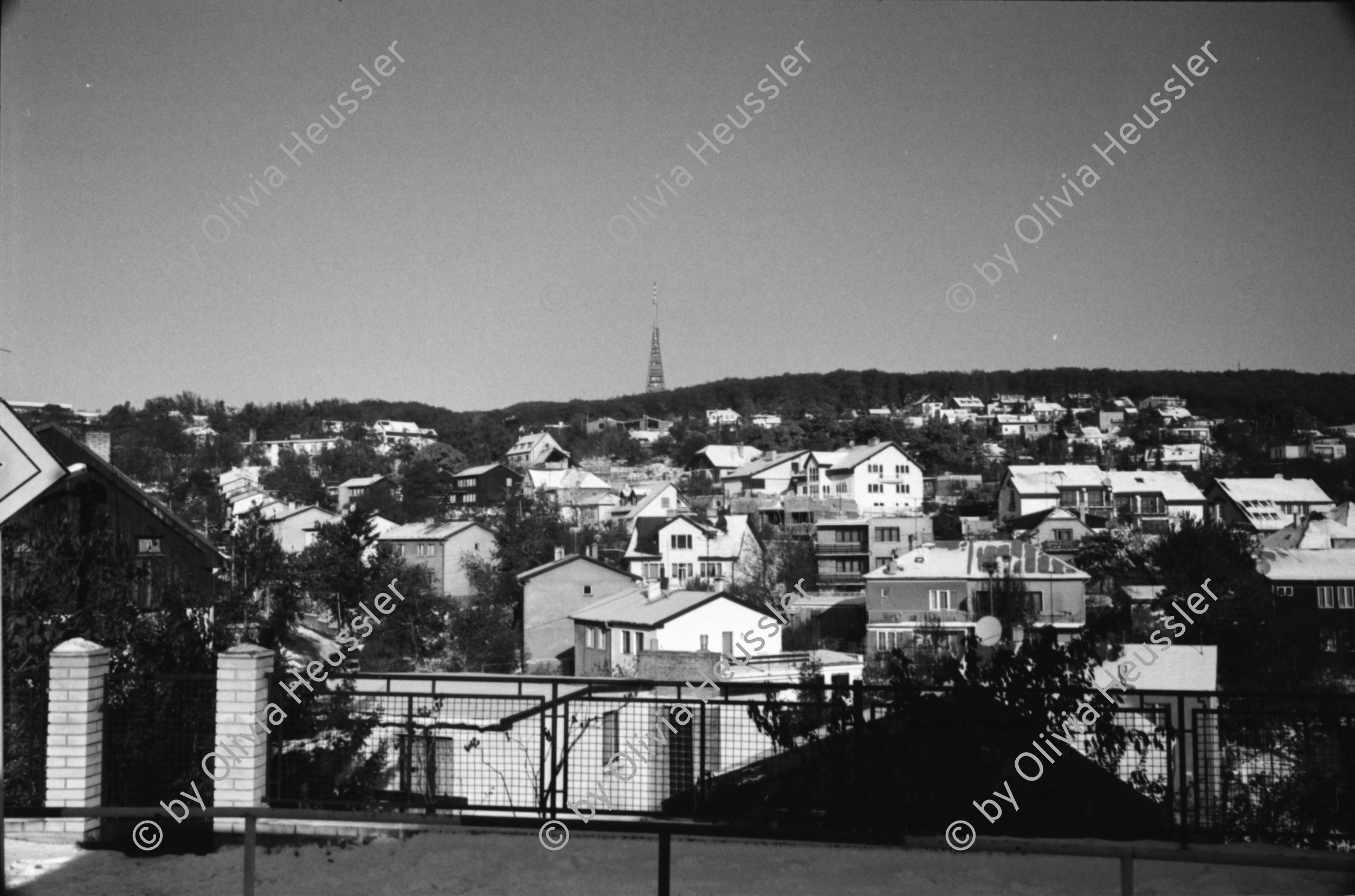 Image of sheet 19950410 photo 27: Ruth vor Hotel Koliba an der BushaltestelleUebersicht auf Hausberg Sicht auf Stadt. Strassenbahn