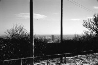Image of sheet 19950410 photo 30: Ruth vor Hotel Koliba an der BushaltestelleUebersicht auf Hausberg Sicht auf Stadt. Strassenbahn