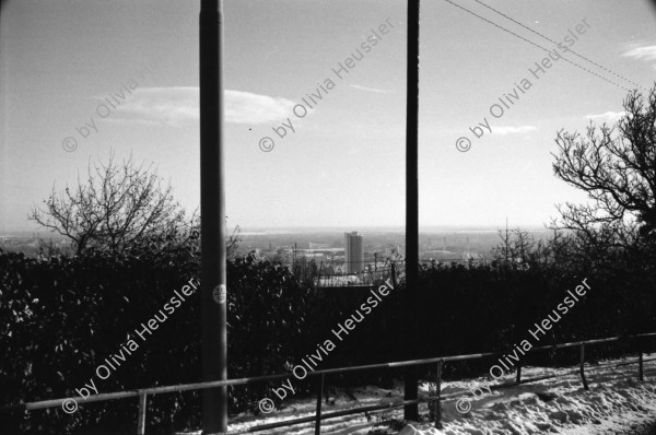 Image of sheet 19950410 photo 30: Ruth vor Hotel Koliba an der BushaltestelleUebersicht auf Hausberg Sicht auf Stadt. Strassenbahn