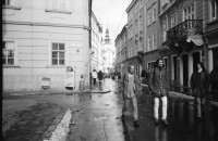 Image of sheet 19950420 photo 11: Altstadt Bratislava Vaclav Macek eröffnet Ausstellung der Russen in einer Kathedrale 21 Ann Arden Mc Donald 23 Lucia Benicka 29 Tihomir Penov Bulgarischer Magnum Photograph Joseph Koudelka hängt seine grosse Ausstellung Dom Kultur Slowakei