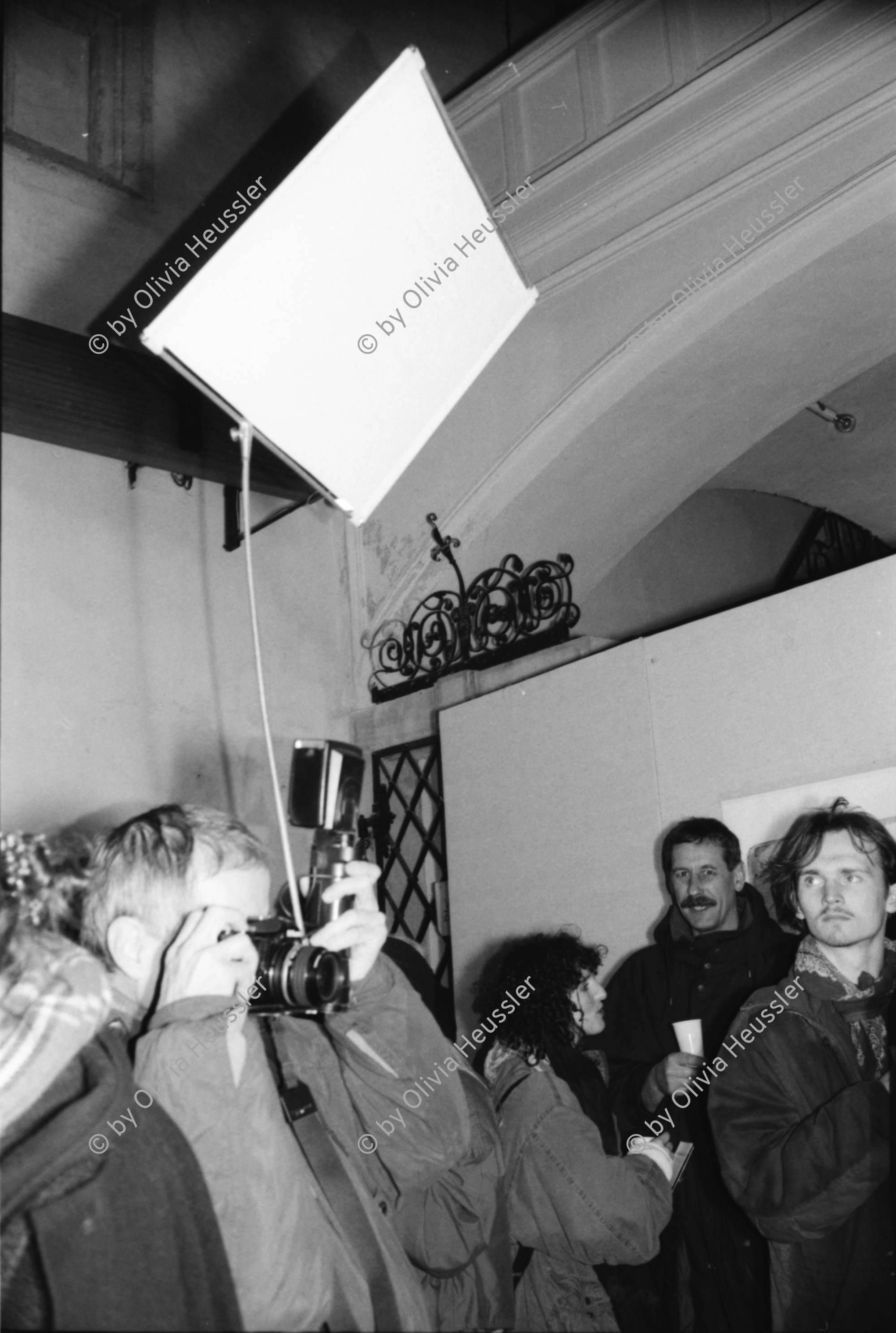 Image of sheet 19950420 photo 17: Altstadt Bratislava Vaclav Macek eröffnet Ausstellung der Russen in einer Kathedrale 21 Ann Arden Mc Donald 23 Lucia Benicka 29 Tihomir Penov Bulgarischer Magnum Photograph Joseph Koudelka hängt seine grosse Ausstellung Dom Kultur Slowakei