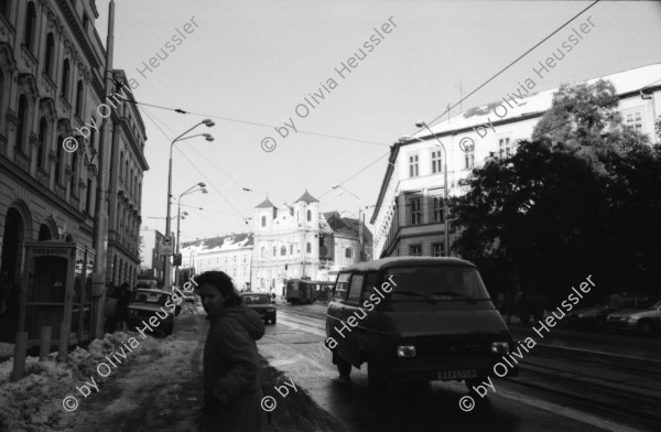 Image of sheet 19950420 photo 2: Altstadt Bratislava Vaclav Macek eröffnet Ausstellung der Russen in einer Kathedrale 21 Ann Arden Mc Donald 23 Lucia Benicka 29 Tihomir Penov Bulgarischer Magnum Photograph Joseph Koudelka hängt seine grosse Ausstellung Dom Kultur Slowakei