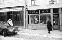 Image of sheet 19950420 photo 7: Altstadt Bratislava Vaclav Macek eröffnet Ausstellung der Russen in einer Kathedrale 21 Ann Arden Mc Donald 23 Lucia Benicka 29 Tihomir Penov Bulgarischer Magnum Photograph Joseph Koudelka hängt seine grosse Ausstellung Dom Kultur Slowakei