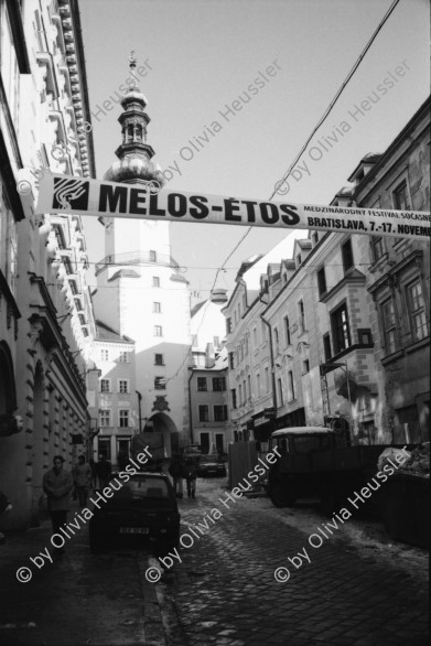 Image of sheet 19950420 photo 8: Altstadt Bratislava Vaclav Macek eröffnet Ausstellung der Russen in einer Kathedrale 21 Ann Arden Mc Donald 23 Lucia Benicka 29 Tihomir Penov Bulgarischer Magnum Photograph Joseph Koudelka hängt seine grosse Ausstellung Dom Kultur Slowakei