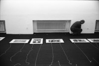 Image of sheet 19950430 photo 1: Josef Joseph Koudelka hängt seine Ausstellung. Bratislava Slowakei Slowaqia Slowakia 1995