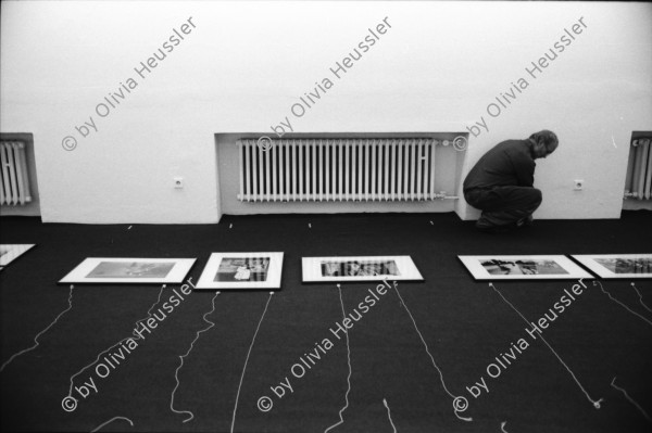 Image of sheet 19950430 photo 1: Josef Joseph Koudelka hängt seine Ausstellung. Bratislava Slowakei Slowaqia Slowakia 1995