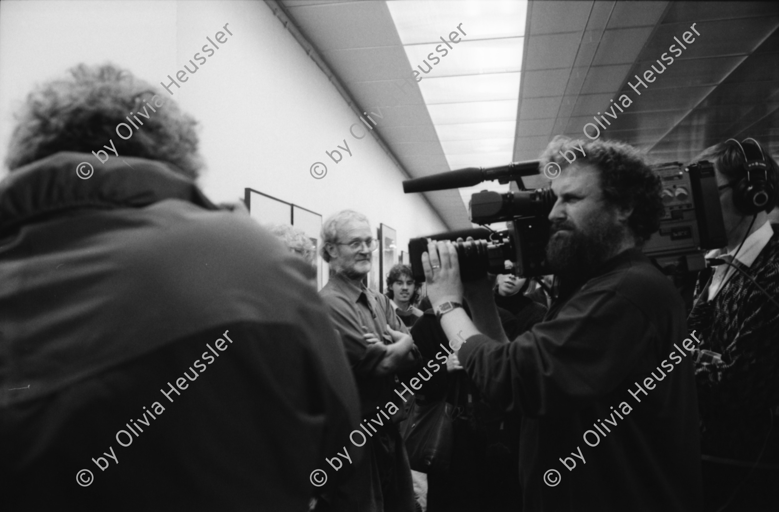 Image of sheet 19950430 photo 32: Josef Joseph Koudelka hängt seine Ausstellung. Ausstellung Immobilienmark Altstadt inder Nacht Café Roland Eröffnung der Foto Photo Ausstellung von Josef Koudelka re. und Vaclav Macek li. Iren Stehli Bratislava Slowakei Slowaqia Slowakia 1995