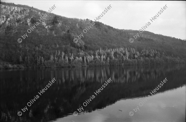 Image of sheet 19950450 photo 22: Eine alte Frau mit Kopftuch strickt im Zugabteil Susanne Roth und Iren Stehli auf Bahntrassee Bahnhof mit Armeeangehörige Spisska Nova Ves