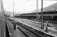 Image of sheet 19950450 photo 24: Eine alte Frau mit Kopftuch strickt im Zugabteil Susanne Roth und Iren Stehli auf Bahntrassee Bahnhof mit Armeeangehörige Spisska Nova Ves