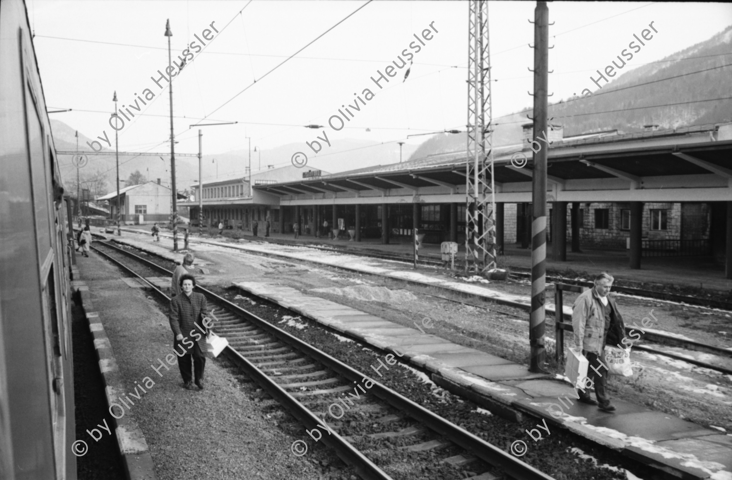 Image of sheet 19950450 photo 24: Eine alte Frau mit Kopftuch strickt im Zugabteil Susanne Roth und Iren Stehli auf Bahntrassee Bahnhof mit Armeeangehörige Spisska Nova Ves