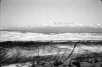 Image of sheet 19950450 photo 26: Eine alte Frau mit Kopftuch strickt im Zugabteil Susanne Roth und Iren Stehli auf Bahntrassee Bahnhof mit Armeeangehörige Spisska Nova Ves