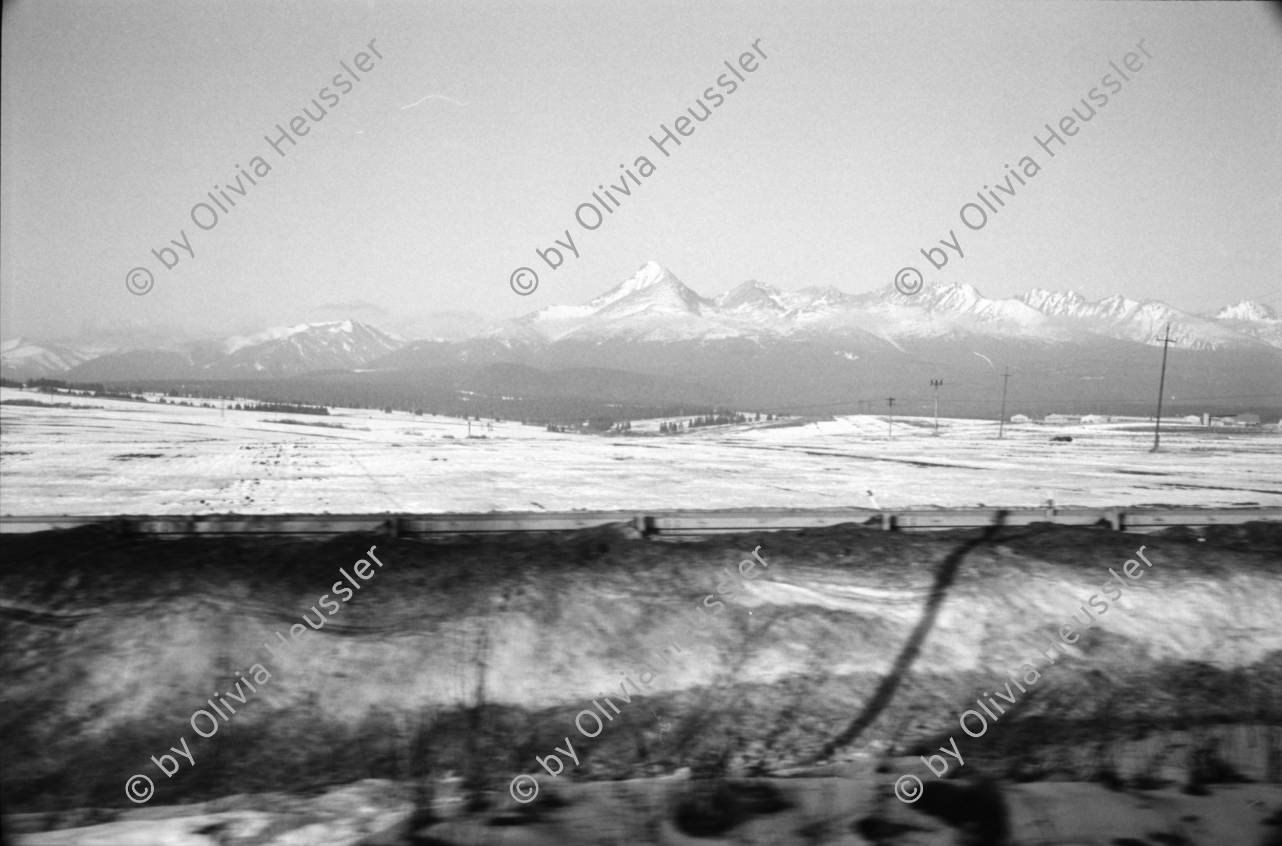 Image of sheet 19950450 photo 26: Eine alte Frau mit Kopftuch strickt im Zugabteil Susanne Roth und Iren Stehli auf Bahntrassee Bahnhof mit Armeeangehörige Spisska Nova Ves