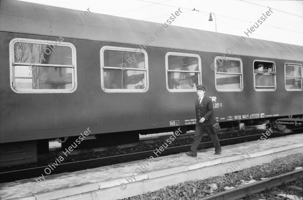 Image of sheet 19950450 photo 29: Eine alte Frau mit Kopftuch strickt im Zugabteil Susanne Roth und Iren Stehli auf Bahntrassee Bahnhof mit Armeeangehörige Spisska Nova Ves