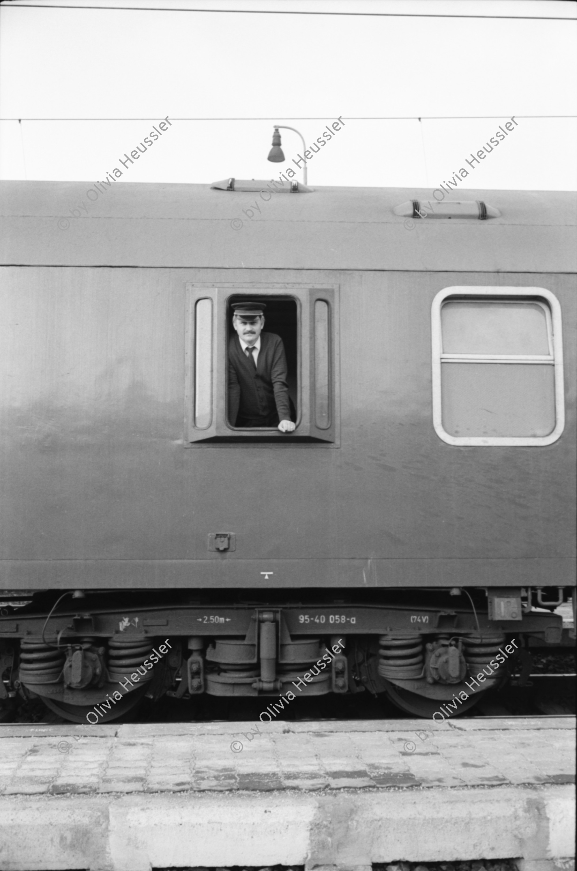 Image of sheet 19950450 photo 32: Eine alte Frau mit Kopftuch strickt im Zugabteil Susanne Roth und Iren Stehli auf Bahntrassee Bahnhof mit Armeeangehörige Spisska Nova Ves