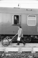 Image of sheet 19950450 photo 34: Eine alte Frau mit Kopftuch strickt im Zugabteil Susanne Roth und Iren Stehli auf Bahntrassee Bahnhof mit Armeeangehörige Spisska Nova Ves