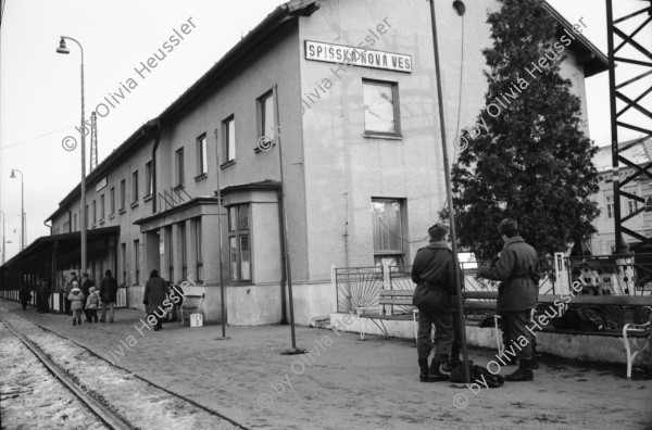 Image of sheet 19950450 photo 35: Eine alte Frau mit Kopftuch strickt im Zugabteil Susanne Roth und Iren Stehli auf Bahntrassee Bahnhof mit Armeeangehörige Spisska Nova Ves