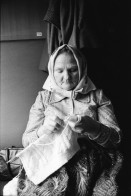 Image of sheet 19950450 photo 5: Eine alte Frau mit Kopftuch strickt im Zugabteil Susanne Roth und Iren Stehli auf Bahntrassee Bahnhof mit Armeeangehörige Spisska Nova Ves