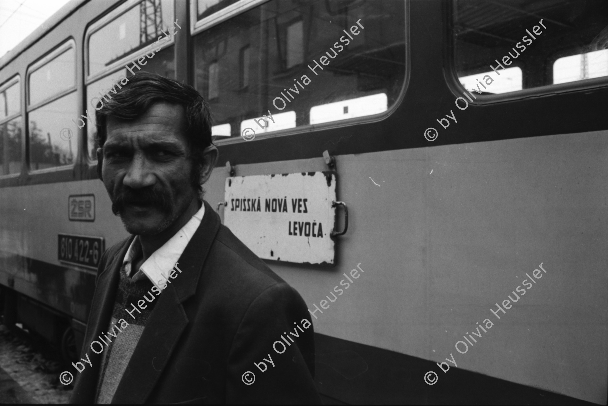 Image of sheet 19950470 photo 36: Bahnhof  Roma raucht Portrait