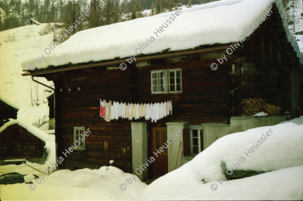 Image of sheet 19950530 photo 3: Polin in Gordevio Walser Haus Bosco Gurin Kirche mit Schnee Carla Zanoli und Veronique Olivia am Computer Polin nackt in der Dusche Autotransport per Zug Polin am bügeln
Langstrasse Zürich Kreis 4 im Schnee Bäckeranlage Fahrräder Tafel Mann mit Hund an der Leine Margrit Brunner Polin mit Schlitten