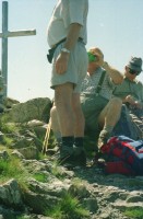 Image of sheet 19951500 photo 4: Carla Zanoli Olivia Heussler Ziegen auf der Alpe Nimi mit Zio ? Touristen Hansruedi Melken Ziegen auf der Alpe Nimi mit Zio Zanoli Touristen Melken Gordevio valle Maggia Ticino 1995