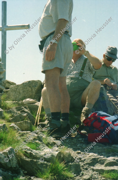 Image of sheet 19951500 photo 4: Carla Zanoli Olivia Heussler Ziegen auf der Alpe Nimi mit Zio ? Touristen Hansruedi Melken Ziegen auf der Alpe Nimi mit Zio Zanoli Touristen Melken Gordevio valle Maggia Ticino 1995