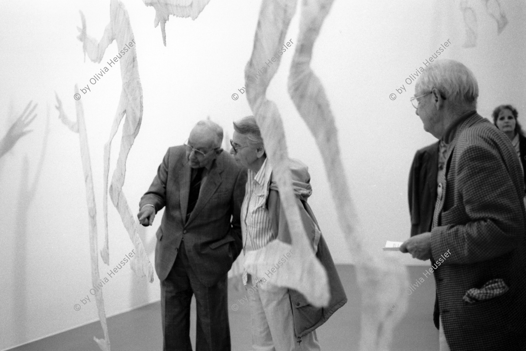 Image of sheet 19951510 photo 11: Ausstellung Vernissage von Valery Heussler in Basel Metallplastikerin Bildhauerin Künstlerin Kanton Aargau √ Schweiz 1995
Der Kreis 48 war eine Basler Künstlergruppe, die sich im Jahr 1948 auf Initiative von Max Kämpf bildete.
art swiss

© 1995, OLIVIA HEUSSLER / www.clic.li